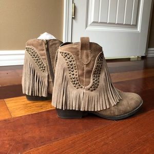 Kids fringe boots